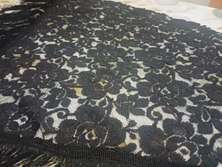 Sciarpa vintage pizzo nero con frange