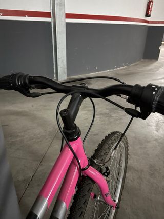 Bicicleta rosa y blanca