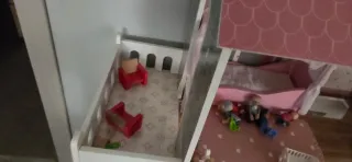 Casa de muñecas con accesorios