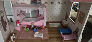 Casa de muñecas con accesorios