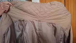 Abrigo acolchado beige con capucha In Extenso