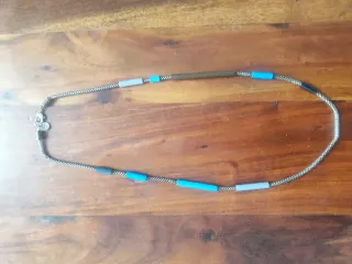 Collar bañado en plata con detalles