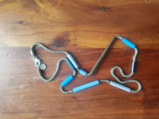 Collar bañado en plata con detalles