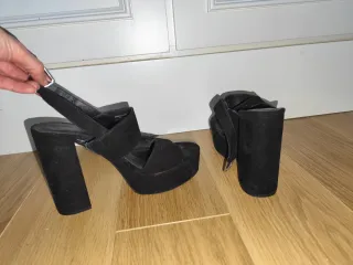 Sandalias de tacón negras