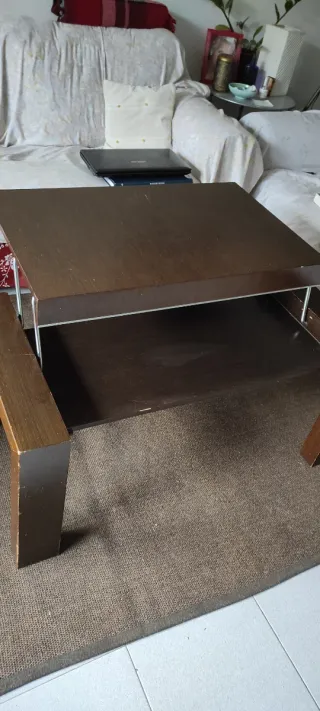 Mesa baja de salón abatible, de madera maciza.