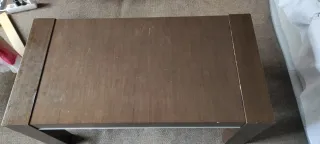 Mesa baja de salón abatible, de madera maciza.