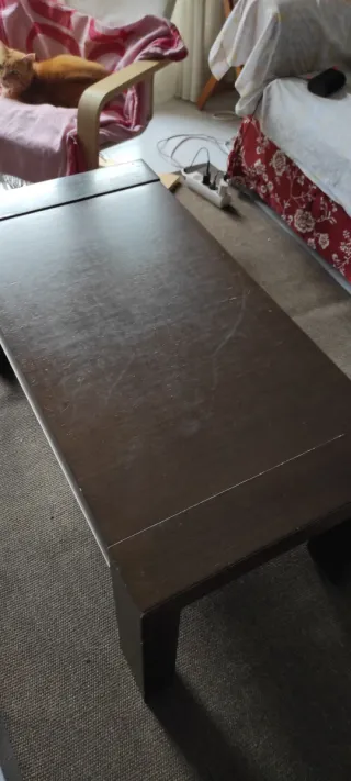 Mesa baja de salón abatible, de madera maciza.