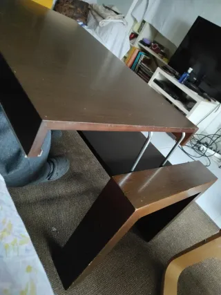 Mesa baja de salón abatible, de madera maciza.