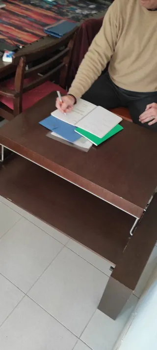 Mesa baja de salón abatible, de madera maciza.