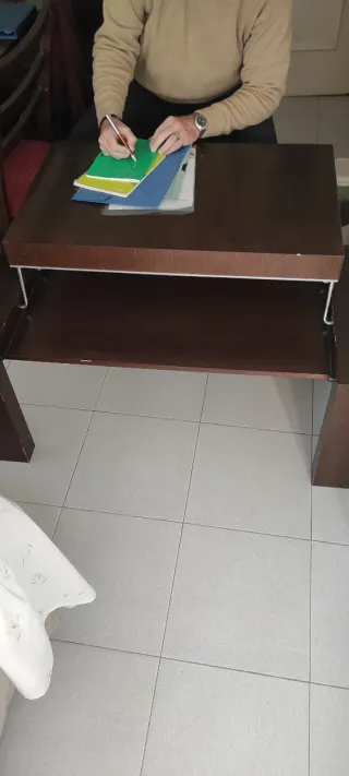 Mesa baja de salón abatible, de madera maciza.