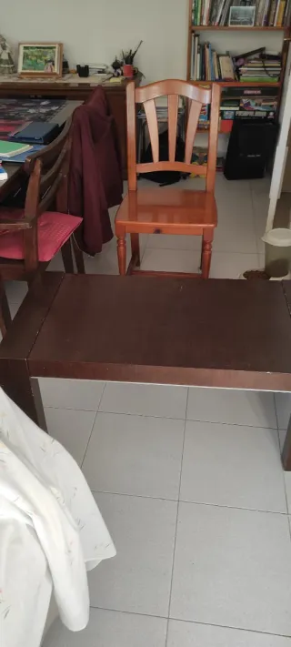 Mesa baja de salón abatible, de madera maciza.