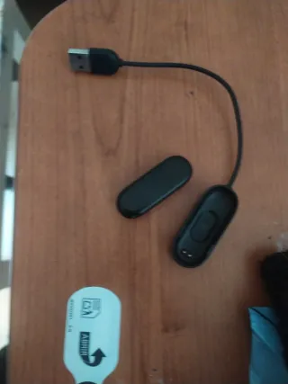 Reloj Inteligente Negro y su cargador