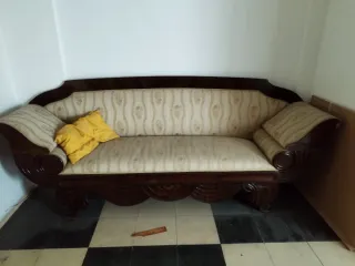 Sofá antiguo de madera y tela