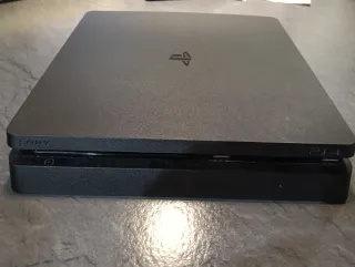 PlayStation 4 (PS4) Nera