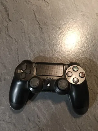 PlayStation 4 (PS4) Nera