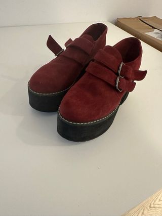 Zapatos plataforma vino tinto con hebillas