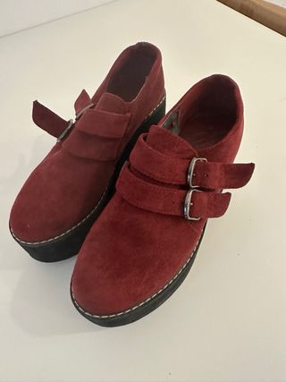 Zapatos plataforma vino tinto con hebillas