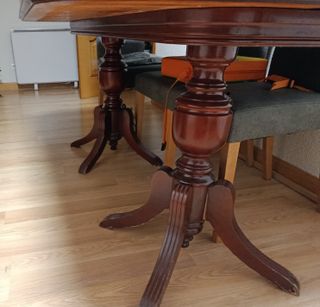 Mesa de comedor de madera y cristal