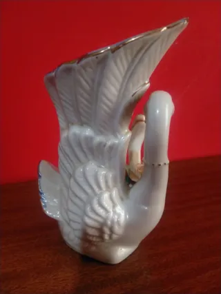 Figura porcelana cisnes con flores