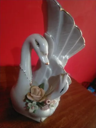 Figura porcelana cisnes con flores