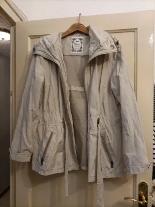 Chaqueta fina tipo chubasquero