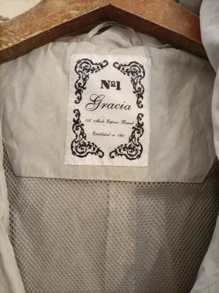 Chaqueta fina tipo chubasquero