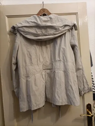 Chaqueta fina tipo chubasquero