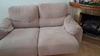 Sofá y sillón beige de tela