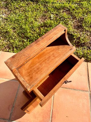 Mueble rústico pequeño de madera
