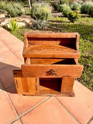 Mueble rústico pequeño de madera