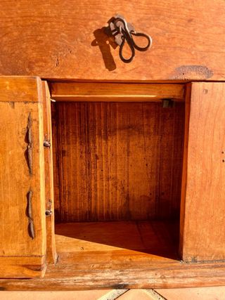 Mueble rústico pequeño de madera