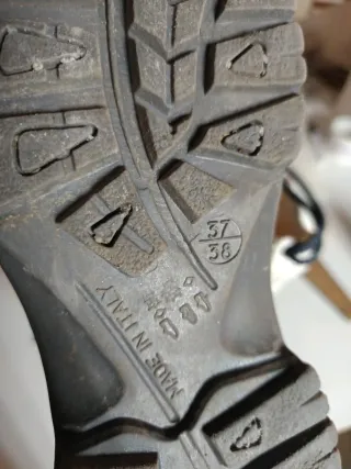 Botas de nieve y lluvia negras y blancas