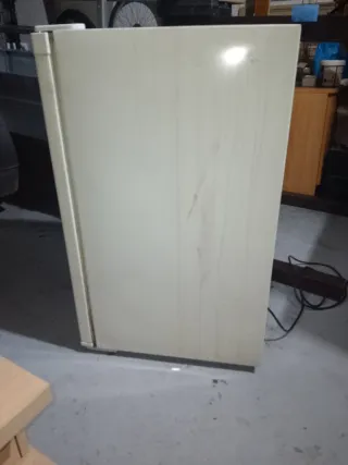 Nevera pequeña blanca