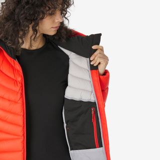 Plumífero de montaña y trekking con capucha Mujer Forclaz