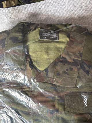 Traje militar pixelado talla 3-N
