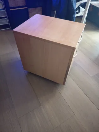 Cajonera de madera con tiradores,muy bien estado.