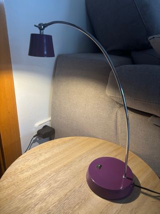 Lámpara de escritorio morada y plateada