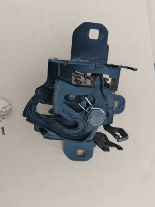Cerradura Capó Volkswagen Golf