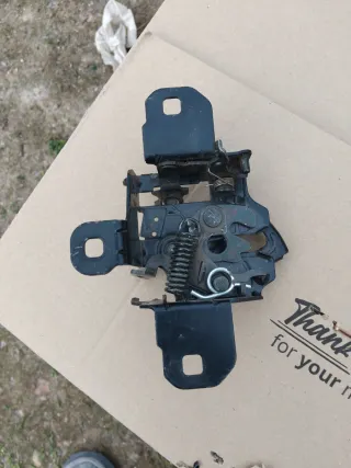 Cerradura Capó Volkswagen Golf