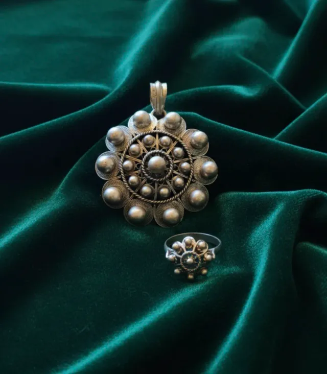 Conjunto botón charro colgante y anillo de plata.