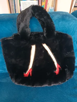 Borsa in pelliccia nera con dettagli rossi