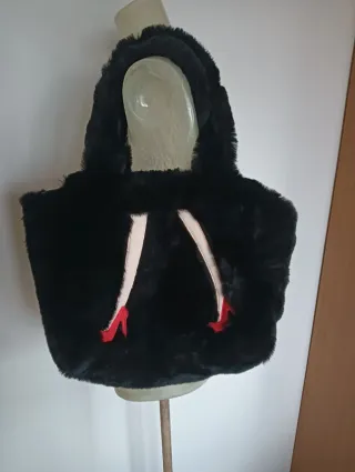 Borsa in pelliccia nera con dettagli rossi