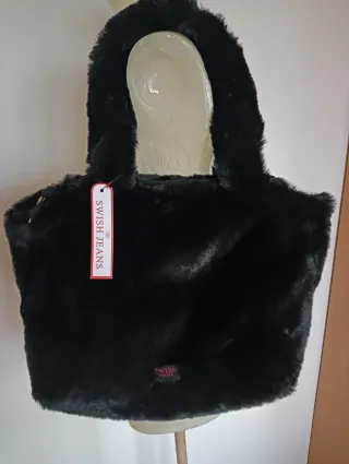 Borsa in pelliccia nera con dettagli rossi