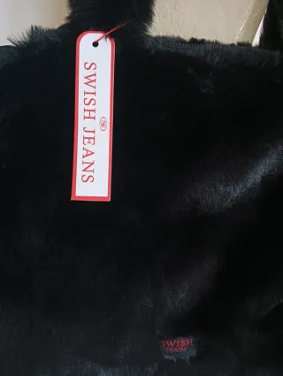 Borsa in pelliccia nera con dettagli rossi