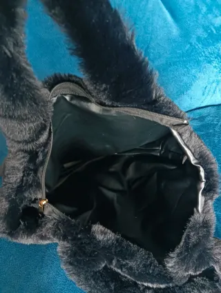 Borsa in pelliccia nera con dettagli rossi