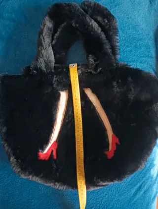 Borsa in pelliccia nera con dettagli rossi