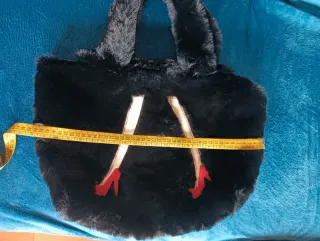 Borsa in pelliccia nera con dettagli rossi