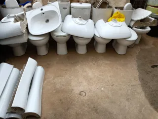 Lote sanitarios: inodoros y lavabos