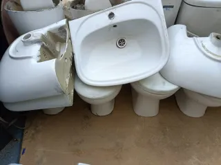 Lote sanitarios: inodoros y lavabos