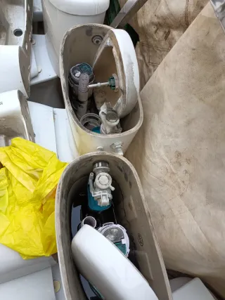 Lote sanitarios: inodoros y lavabos